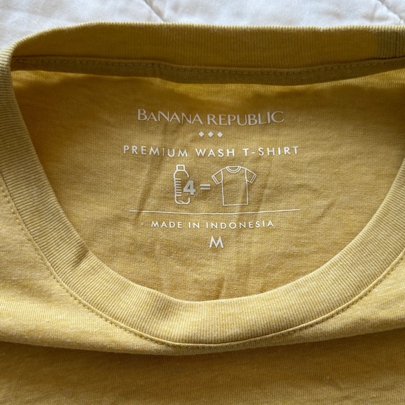 Banana Republic Men's Yellow Short Sleeve Tee - Picture 2 of 2
